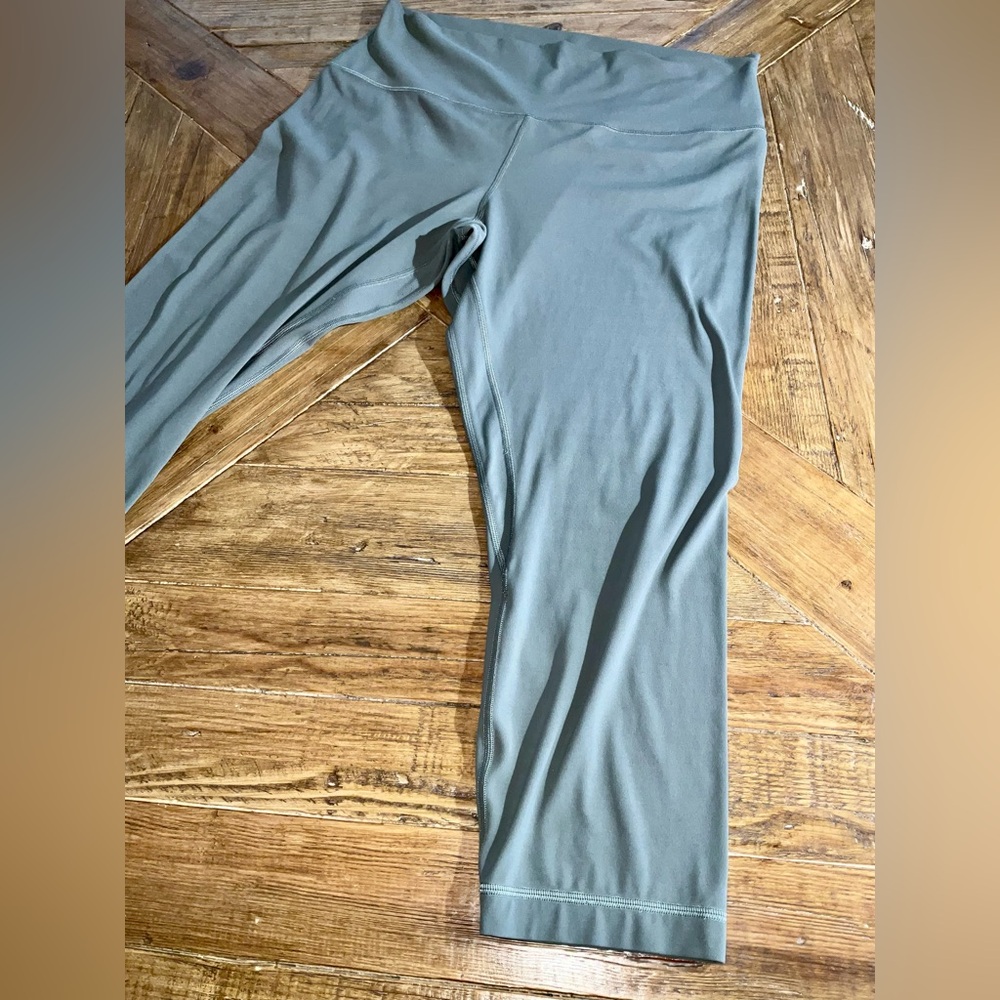 Lululemon Align Capri Leggings in a shade of green (olive/army) size 16 - Picture 7 of 12